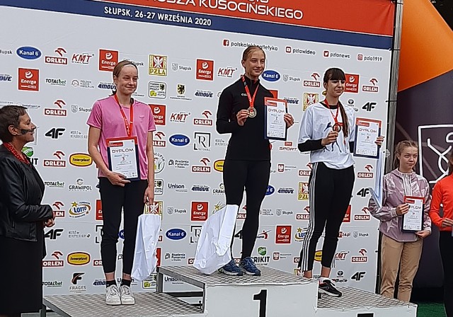 Martyna Seń (Agros Zamość) na najwyższym stopniu podium po zwycięstwie i ustanowieniu rekordu Polski na dystansie 300 m