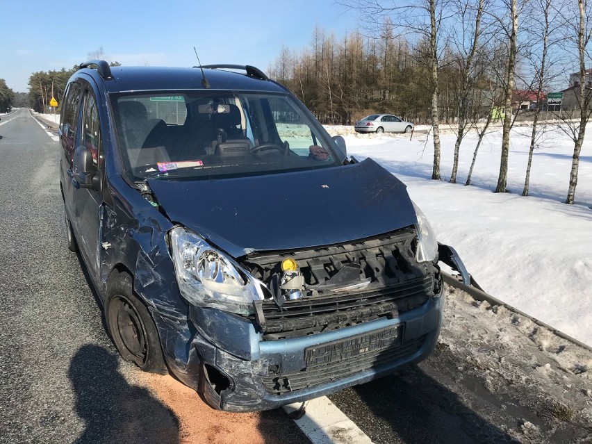 Wypadek w miejscowości Koliszowy w powiecie koneckim, ranne dwie osoby