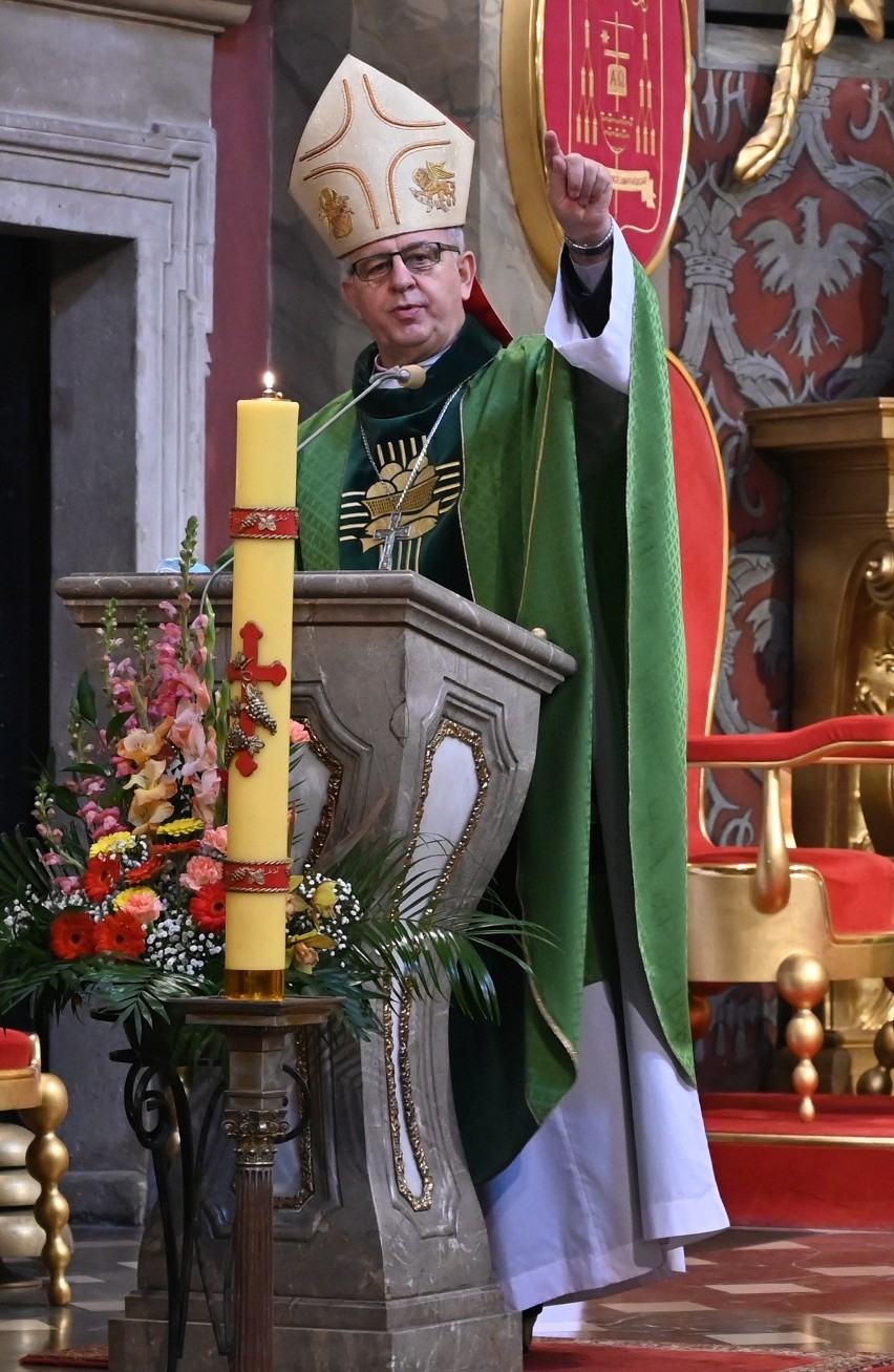 Krzyż morowy z Kielc będzie przewieziony na Święty Krzyż. Mszy w katedrze przewodniczył biskup Jan Piotrowski [ZDJĘCIA]
