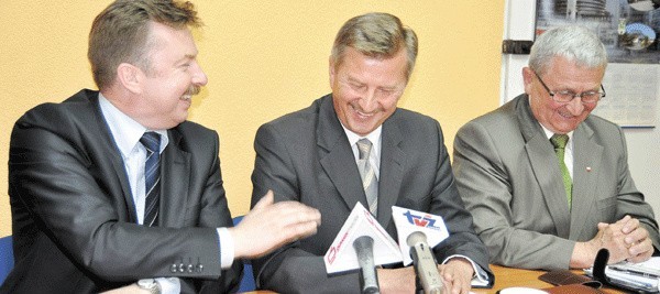 Liderzy SLD (od lewej) Dariusz Wieczorek i Stanisław Wziątek promują Andrzeja Bratkowskiego (z prawej) jako kandydata na burmistrza Szczecinka. Humory &#8211; jak widać &#8211; działaczom lewicy dopisują. 