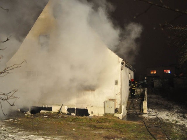Akcja strażaków w płonącym domku. 