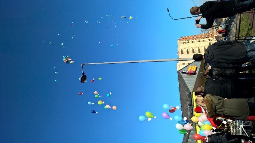 Mysłowiczanie wypuścili w niebo setki kolorowych balonów