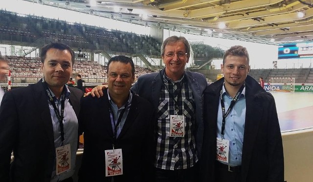 Od lewej: Maciej Łabuń, Hiszpan Tono Huelin (delegat EHF), Słowak Vladimir Rancik (pracownik biura EHF, były sędzia międzynarodowy), oraz Jakub Jerlecki.