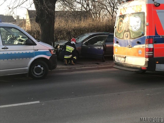 21-letnia kobieta kierująca nissanem almerą została poszkodowana w wypadku, do którego doszło w poniedziałek (15 stycznia) o 14.15 na ulicy Budowlanych w Opolu. Samochód, którym kierowała, z nieustalonej przyczyny zjechał z drogi i uderzył w drzewo. 21-latka została przewieziona do szpitala, a okoliczności wypadku wyjaśnia policja.Zobacz: Opolskie Info [12.01.2018] [xlink]15aad038-ddb4-b7a1-1767-9e982d4a3c0f,391d8d39-68c6-cdad-0c54-579a0825385b[/xlink]