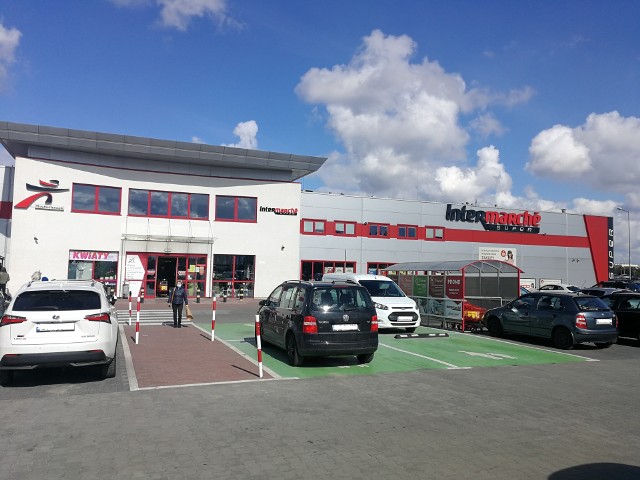 Niedziela niehandlowa. Pełny parking przed Intermarche na osiedlu JAR w Toruniu. Budzi to zdziwienie wśród mieszkańców. Czy to możliwe, by tak duży supermarket był otwarty w niedzielę niehandlową? Okazuje się, że tak! To prawdopodobnie największy sklep w Toruniu, w którym zrobimy zakupy również w niedziele bez handlu. Co jeszcze jest czynne? Sprawdźcie listę sklepów otwartych w niedzielę niehandlową w Toruniu. Czytaj dalej. Przesuwaj zdjęcia w prawo - naciśnij strzałkę lub przycisk NASTĘPNE