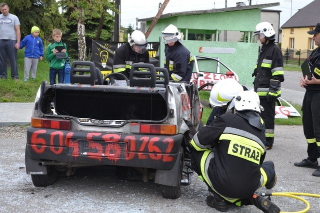 Auto uderzyło w drzewo, jedna osoba ranna. Strażacy z Gaszowic i Czernicy w akcji [ZDJĘCIA]