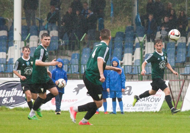 Piłkarze Górnika Wieliczka podczas meczu z Hutnikiem
