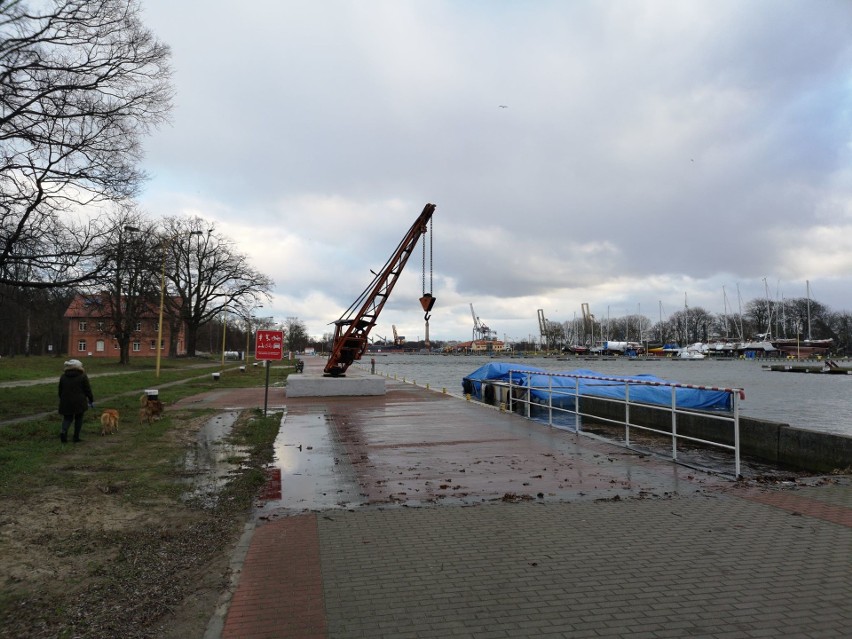 Sztorm spowodował, że ulice przy kanale portowym w Świnoujściu są zalane. Morze zabrało plażę [ZDJĘCIA]