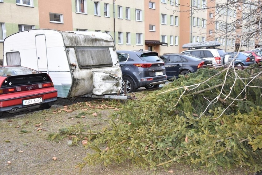 Nowy Targ: Wichura zerwała dach i zburzyła ścianę [ZDJĘCIA]