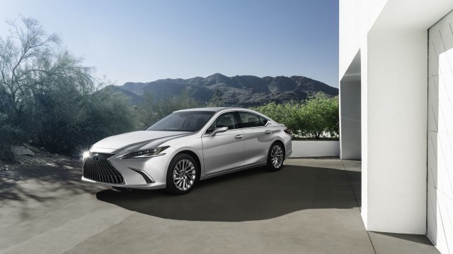 Lexus ESW nowym modelu ES odświeżono stylistykę oraz udoskonalono go pod względem technologicznym. Nowa limuzyna Lexus ES wejdzie do sprzedaży w Europie jeszcze w tym roku. Fot. Lexus