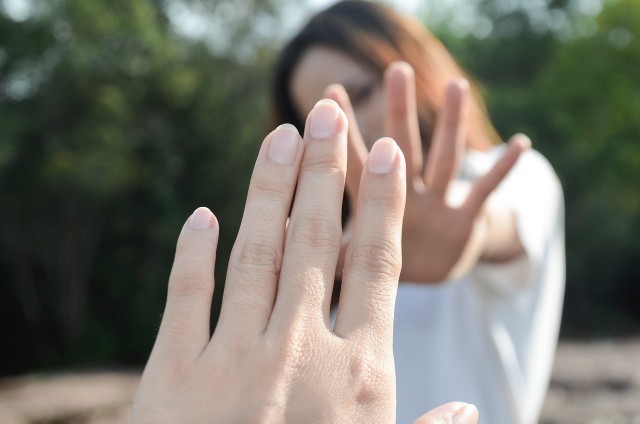 Są atrakcyjne, sympatyczne, otwarte, pewne siebie i zaradne. A mimo to panowie omijają je szerokim łukiem lub unikają kolejnych spotkań. Ezoterycy uważają, że nasze powodzenie u płci przeciwnej może zależeć od imienia. Kobiety o takich imionach mogą mieć problem ze znalezieniem męża lub chłopaka. Na kolejnych slajdach galerii zdradzamy znaczenie imion >>>