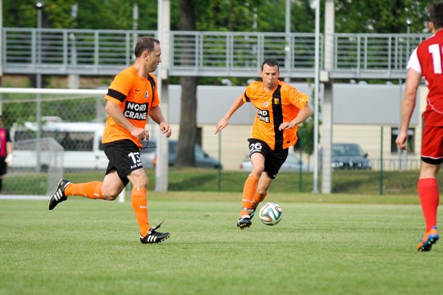 Dominik Franek (z lewej) w poprzednim sezonie grał wraz z Tomaszem Wróblewskim w Małejpanwi Ozimek. W sobotę obaj staną na przeciw siebie. Franek trafił bowiem do Swornicy.