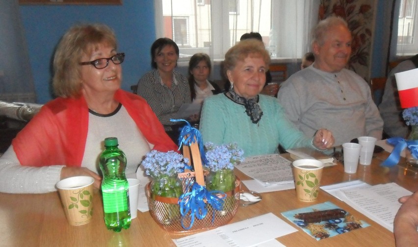 Seniorzy z Kazimierzy Wielkiej uroczyście powitali maj -...