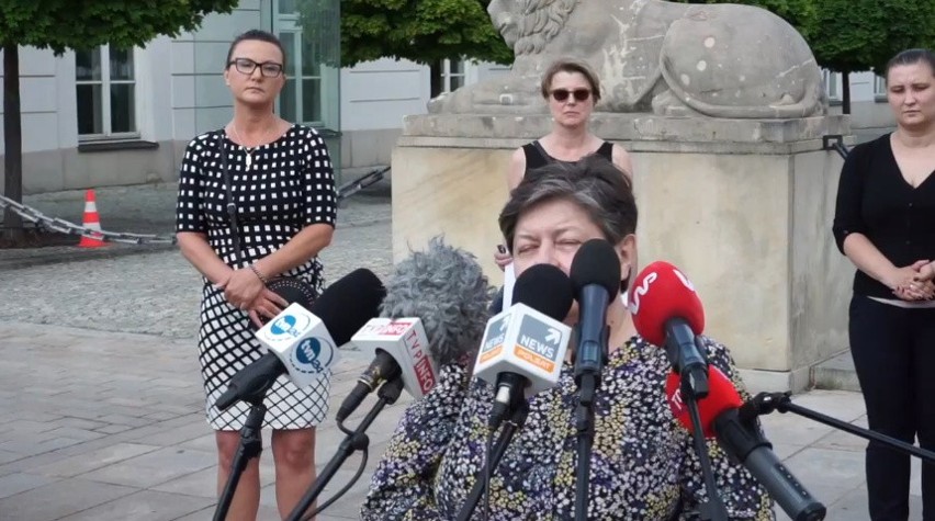 Czara goryczy się przelała. Matki osób LGBT przed Pałacem Prezydenckim, wśród nich mieszkanka Błaszek [ZDJĘCIA]