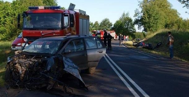 Po zderzeniu toyota wpadła do rowu