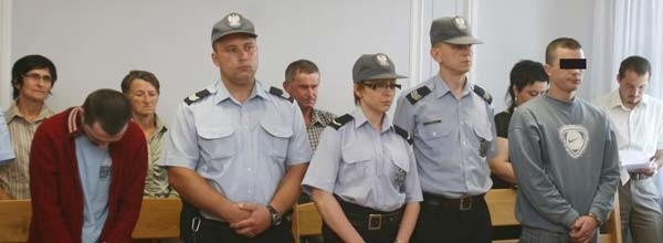 Na rozprawę przyszli rodzice Natalii. Przed nimi siedzieli zabójcy córki - Stanisław Ch. (z lewej) i Grzegorz D.