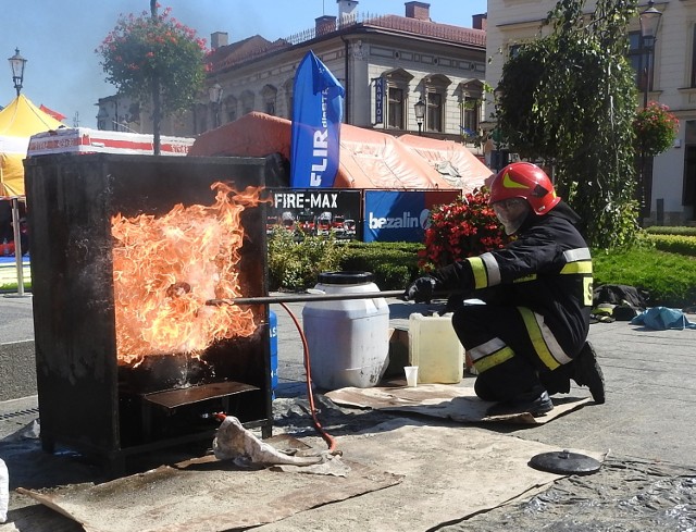 Przy okazji zawodów strażacy z PSP Wadowice edukowali też mieszkańców. Na zdjęciu: symulacja efektów nieostrożnego obchodzenia się z olejem w kuchni