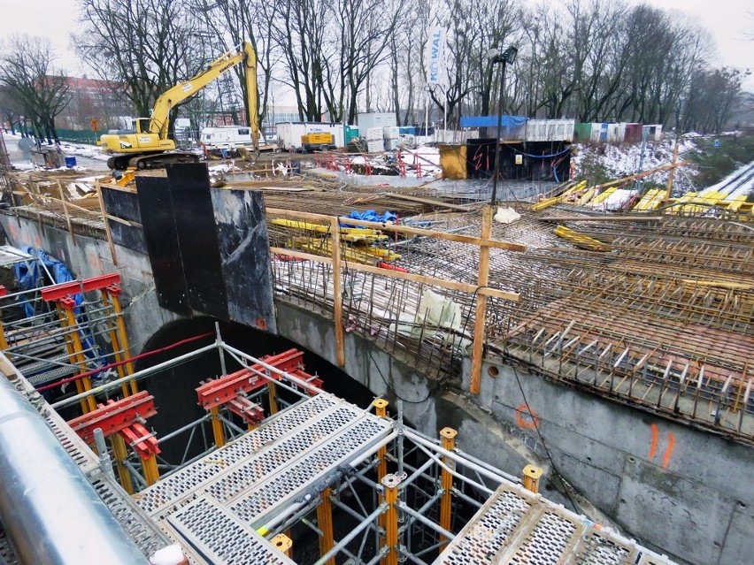 Szczecin: Zdążą wybudować wiadukt? Sprawdzamy, jak idzie budowa na Hożej [ZDJĘCIA]
