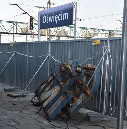 Oświęcim. Ze starego budynku dworca kolejowego zniknął napis "Oświęcim". To symboliczny początek rozbiórki tego zabytkowego obiektu