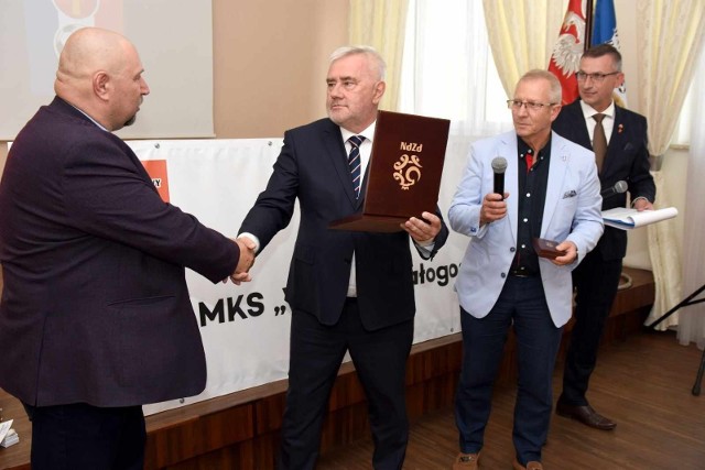 Prezes Wiernej Małogoszcz Sławomir Trybek otrzymał z rąk Henryka Kuli Złotą odznaką honorową Polskiego Związku Piłki Nożnej.