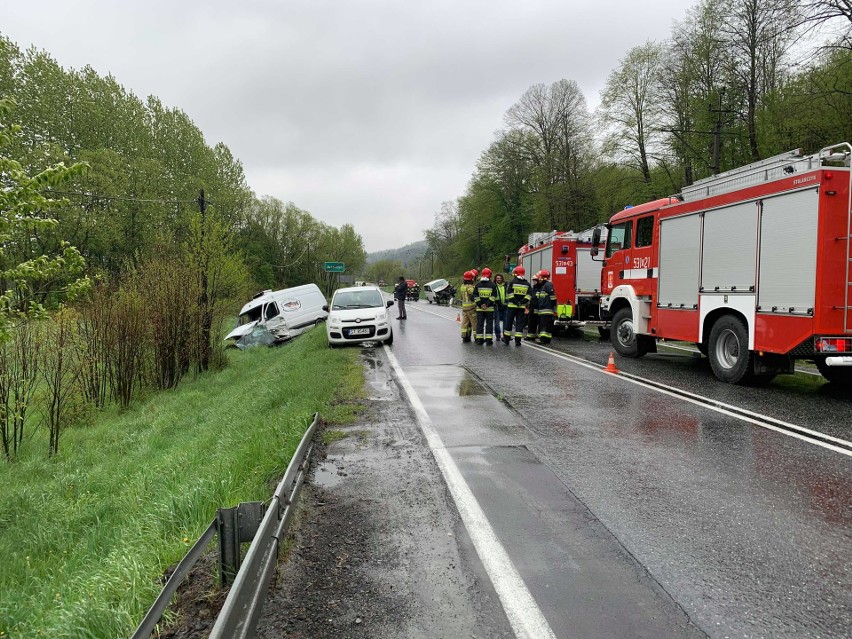 Wypadek na drodze krajowej nr 28. Dwa auta zderzyły się, bo na jezdni rozlano olej