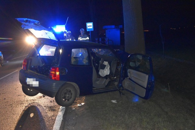 W niedzielę, 13 marca, kilkanaście minut po godzinie 23 na ulicy Kościańskiej w Grodzisku Wielkopolskim samochód osobowy uderzył w drzewo. Kierowcy nie udało się uratować.Przejdź dalej -->