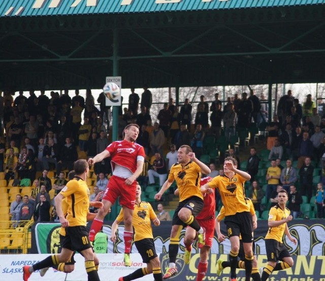 Piłkarze Druteksu-Bytovii (czerwone stroje) ambitnie walczyli  na katowickim stadionie i GKS nie znalazł sposobu na pokonanie bytowian.  Dla beniaminka z Bytowa był to trzeci punkt tej wiosny.