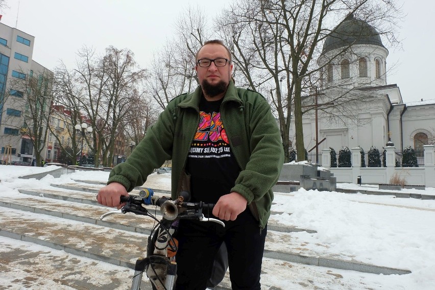 Mimo śniegu i mrozu Marcin Wróbel nie rezygnuje z roweru....