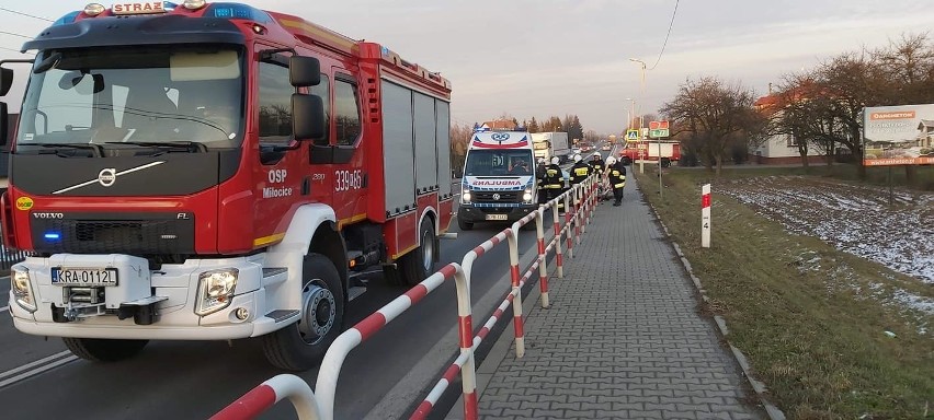 Wypadek w Domiarkach. Na krajowej siódemce samochód wpadł w bariery