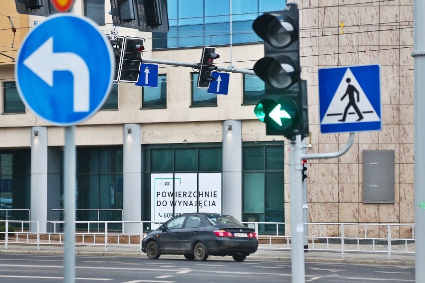 Przez plac Orląt Lwowskich na czerwonym świetle. Źle zaprojektowany sygnalizator utrudnia ruch [FILM, ZDJĘCIA]