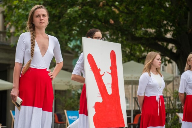 W wywiadzie dla Onetu Shostak (po lewej) stwierdziła, że jest "za pozwoleniem dokonania wyboru każdej kobiecie". Dopytywana, czy jest za aborcją przez cały okres trwania ciąży, potwierdziła, dodając, że jest "współczesną sufrażystką".