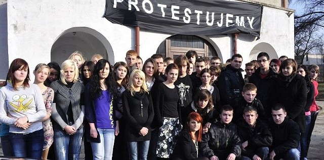 Młodzież z Liceum imienia Słowackiego w dalszym ciągu protestuje przeciwko łączeniu ich szkoły z gimnazjum numer 1. Dziś razem z licealistami z dwóch pozostałych szkół idzie w "czarnym marszu&#8221;.