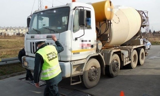 Patrol mazowieckiej Inspekcji Transportu Drogowego w Radomiu zatrzymał przeładowaną ciężar&oacute;wkę.