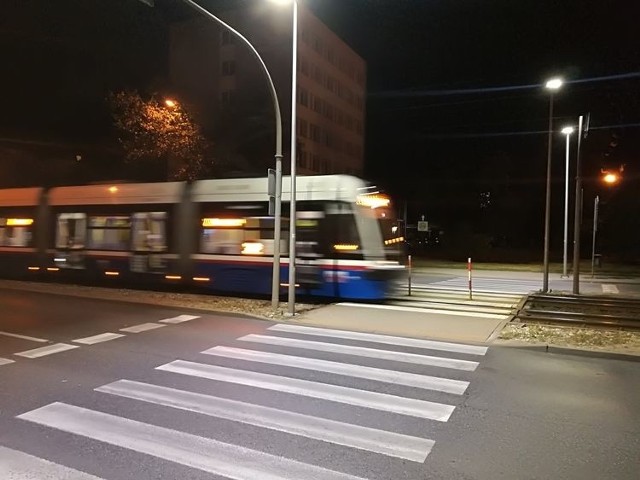 Tak wygląda jedno z "doświetlonych" nowocześnie przejść dla pieszych w Bydgoszczy. Dzięki tej formie oświetlenia zwiększa się bezpieczeństwo w takim punkcie