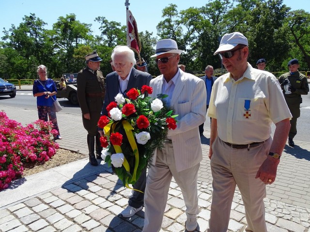 Przedstawiona została krótka historia 66 Kaszubskiego Pułku Piechoty, a następnie złożono kwiatów przed pomnikiem