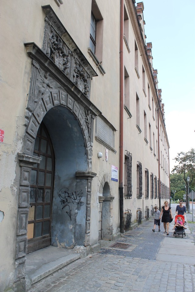 b Zbudowane w XVI wieku Gymnasium Illustre zostało spalone w 1945 roku, a dobudowano je dopiero w latach 60. XXwieku.