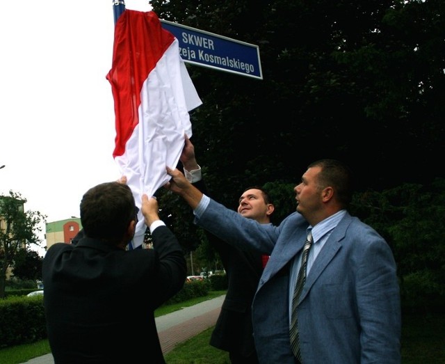 Odsłonięcia tablicy z nazwą skweru dokonali: syn działacza Solidarności Radosław Kosmalski, przewodniczący rady miejskiej Radosław Pobol i prezydent Jan Zubowski.