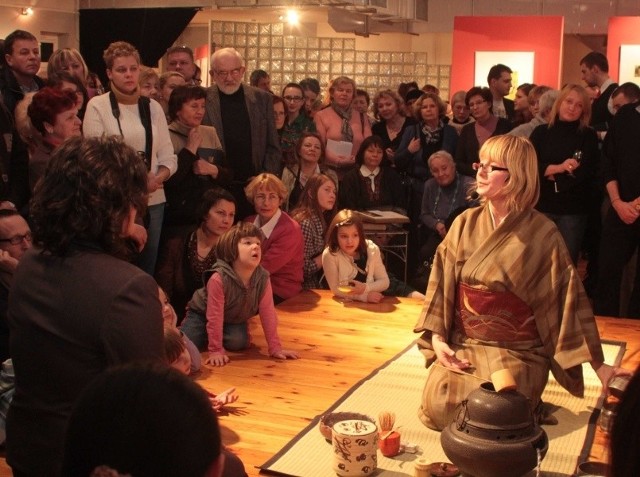 Ceremonię parzenia herbaty  chado poprowadziła japonistka dr Monika Szyszka.