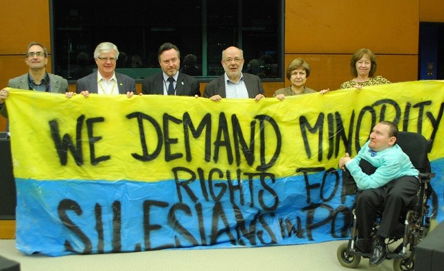 Domagamy się praw mniejszości dla Ślązaków w Polsce - taki napis pojawił się na śląskiej fladze w Parlamencie Europejskim