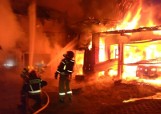 Nawet z narażaniem życia – policjanci z Łodygowic wynieśli kobietę z płonącego budynku w Zarzeczu