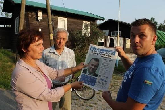 Inicjatorzy referendum - na zdjęciu od lewej: Grażyna Lechowska, Józef Poterek i Jacek Gwoździewski - pod swoim wnioskiem zebrali ponad 700 podpisów mieszkańców gminy.