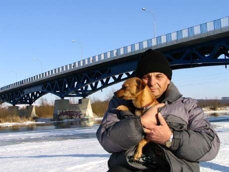 Witold Ebner nie zamierza kupić specjalnych bucików swojemu pinczerowi. Gdy jest bardzo zimno, chowa pieska za pazuchę. &#8211; Na mróz najlepszy jest ruch &#8211; uważa.