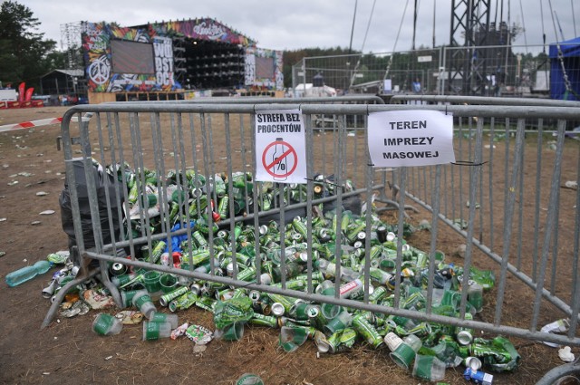 Tak wyglądają bramki, przy których ochrona sprawdza, czy osoby wchodzące przed scenę nie wnoszą ze sobą alkoholu.