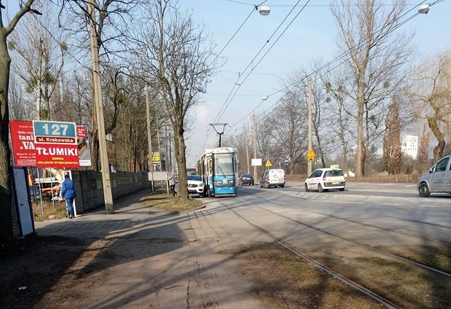 Mercedes wjechał pod tramwaj na Krakowskiej  