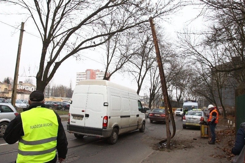 Wypadek na Dąbrowskiego. Taksówka uderzyła w słup trakcji tramwajowej [ZDJĘCIA+FILM]