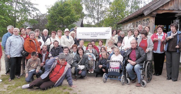 Członkowie Stowarzyszenia "Opoka&#8221; podczas wspólnej wyprawy na Kaszuby. Na tego typu wyprawy integracyjne dla chorych i ich bliskich wydawane są pieniądze m.in. z jednego procenta. 