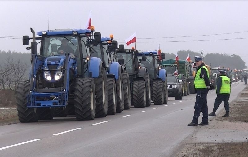 Protestujący w okolicach Zabłudowa i w Porosłach rolnicy...