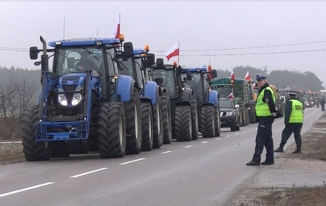 Protestujący w okolicach Zabłudowa i w Porosłach rolnicy wyruszyli do Warszawy w konwoju policji.