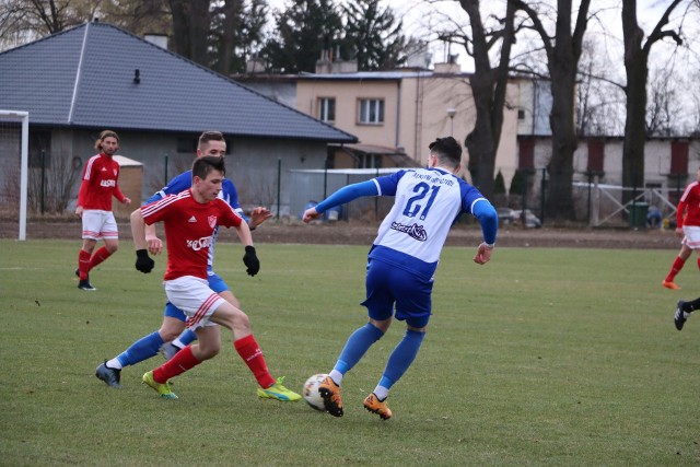 KS Wiązownica przegrał u siebie z Błękitnymi Ropczyce 0:1. Jedyną bramkę strzelił w 49. minucie Robert Sulisz.