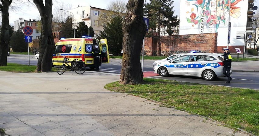 Na skrzyżowaniu w Słupsku audi uderzyło w rowerzystę (ZDJĘCIA) 
